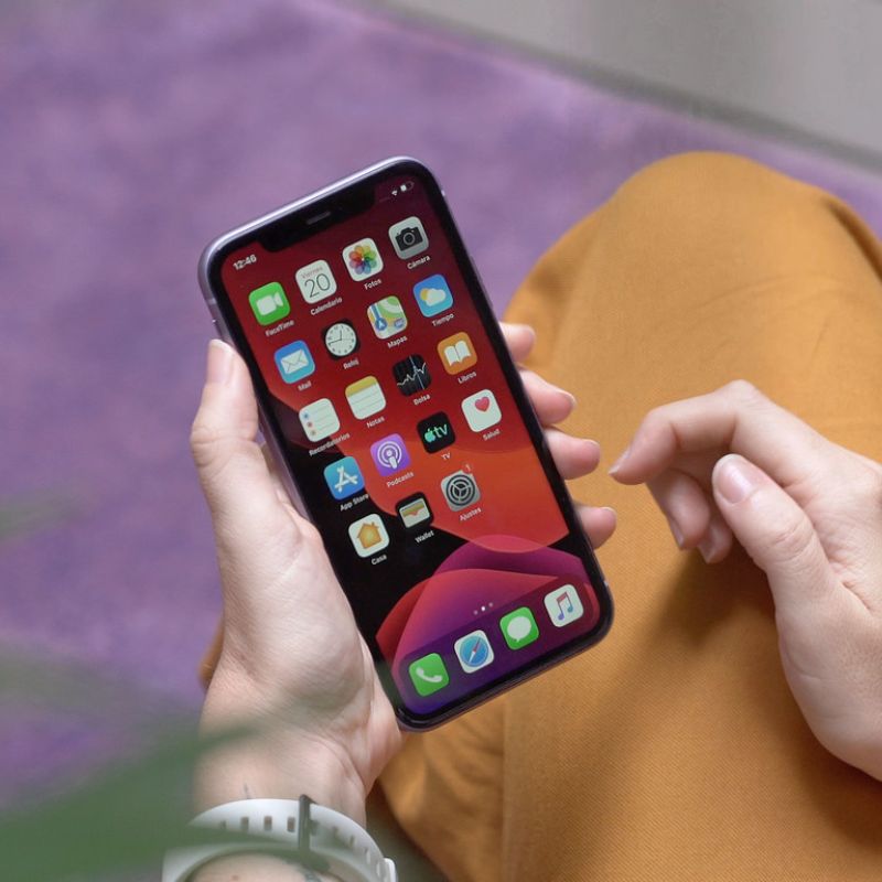 iPhone 11 en uso mostrando pantalla