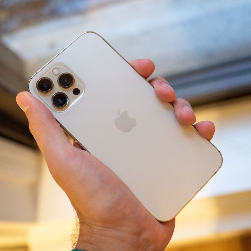iPhone 12 Pro mostrando pantalla en uso